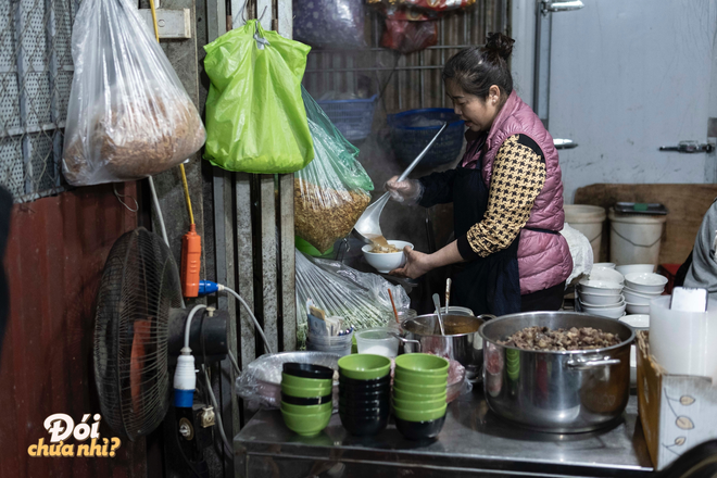 Đi ăn khuya ở khu chợ đầu mối nức tiếng quận Ba Đình: Có cả loạt món ngon bán tới tận nửa đêm - Ảnh 2.
