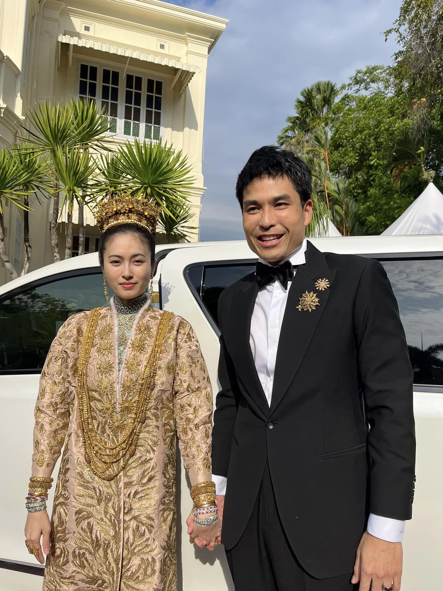 Đám cưới trong mơ của 'mỹ nhân chuyển giới đẹp nhất Thái Lan' Nong Poy: Cô dâu đội vương miện bằng vàng hạnh phúc cùng chú rể bước vào hôn lễ - Ảnh 2.