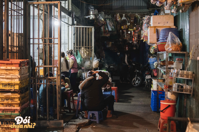 Đi ăn khuya ở khu chợ đầu mối nức tiếng quận Ba Đình: Có cả loạt món ngon bán tới tận nửa đêm - Ảnh 2.