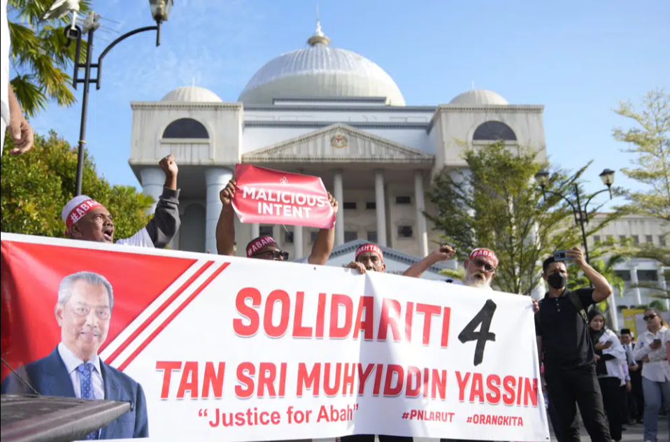 Cựu Thủ tướng Malaysia Muhyiddin bị buộc tội lạm quyền và rửa tiền - Ảnh 2.