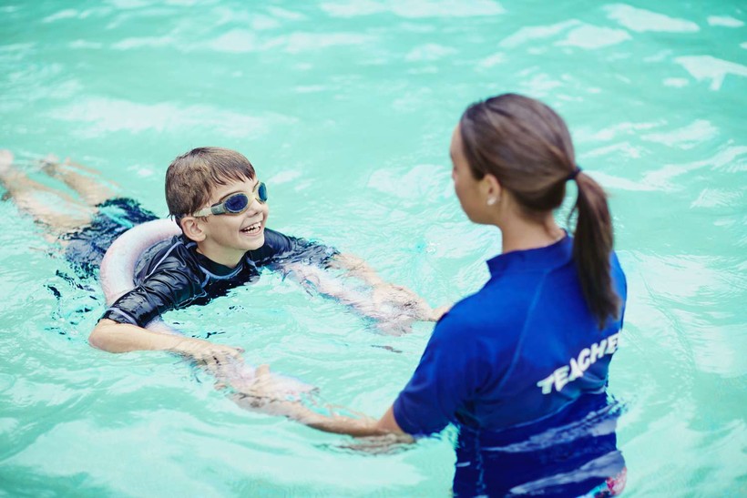 5 kỹ năng sinh tồn dưới nước cần dạy con trước khi dạy bơi - Ảnh 2.