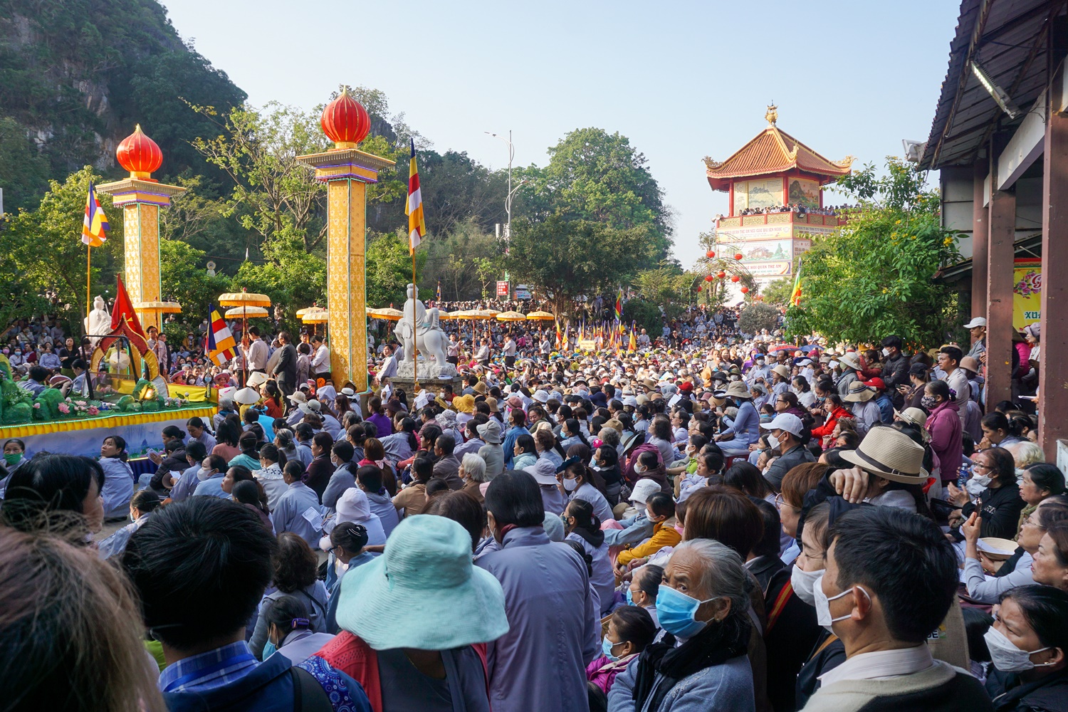 Hàng vạn người chen chân dự Lễ hội Quán Thế âm lớn nhất từ trước đến nay tại Đà Nẵng - Ảnh 3. Hàng vạn người chen chân dự Lễ hội Quán Thế âm lớn nhất từ trước đến nay tại Đà Nẵng - Ảnh 3.