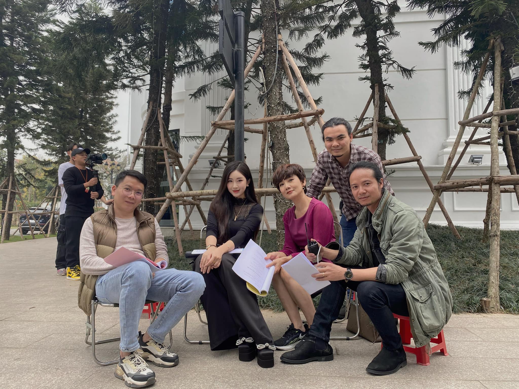 "Đừng nói khi yêu": Bà mẹ quyền lực của Quy lộ diện, đi cùng "tình địch" của Ly - Ảnh 2. "Đừng nói khi yêu": Bà mẹ quyền lực của Quy lộ diện, đi cùng "tình địch" của Ly - Ảnh 2.