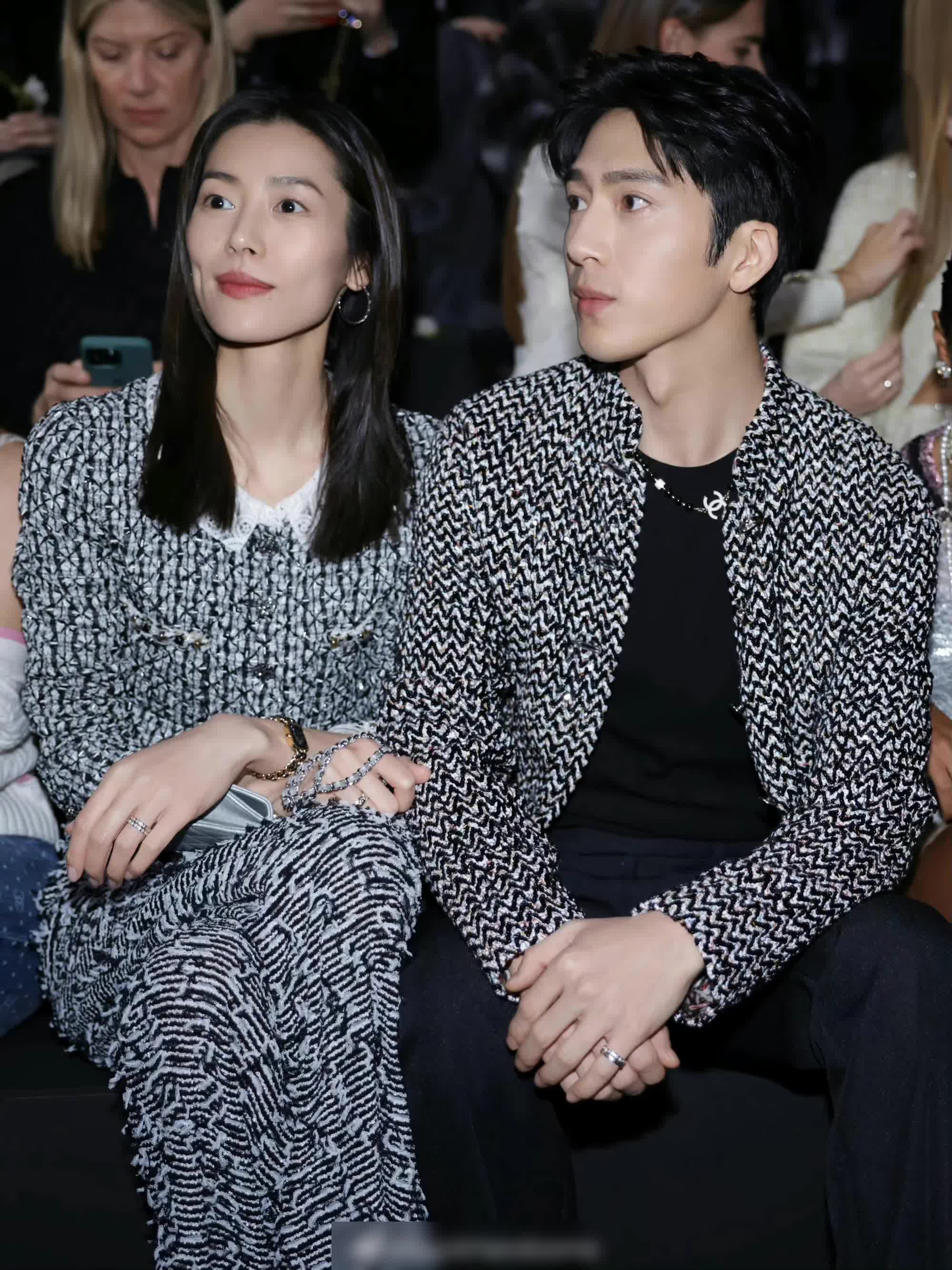 Loạt hint tình cảm tại cùng show Fashion Week: Lần đầu 1 cặp sao hạng A công khai sóng đôi, Jennie lồ lộ vụ hẹn hò V (BTS) vì... Park Seo Joon? - Ảnh 2. Loạt hint tình cảm tại cùng show Fashion Week: Lần đầu 1 cặp sao hạng A công khai sóng đôi, Jennie lồ lộ vụ hẹn hò V (BTS) vì... Park Seo Joon? - Ảnh 2.