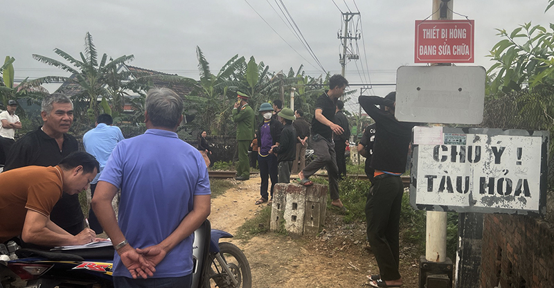 Người đàn ông tử vong khi băng qua đường sắt, xe máy bị kéo lê 100 m - Ảnh 1. Người đàn ông tử vong khi băng qua đường sắt, xe máy bị kéo lê 100 m - Ảnh 1.