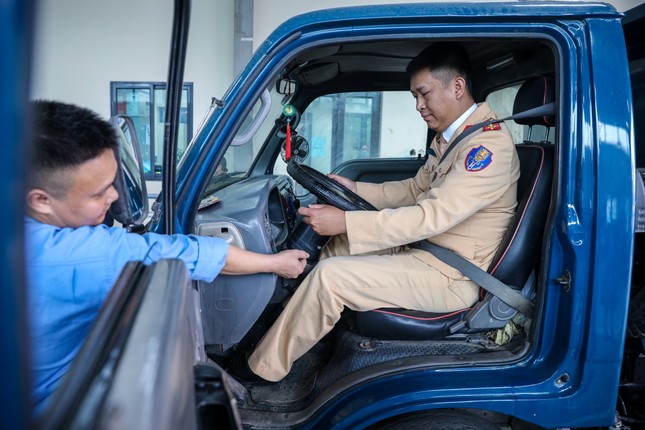 Cận cảnh CSGT kiểm định phương tiện ở trung tâm đăng kiểm Hà Nội - Ảnh 5. Cận cảnh CSGT kiểm định phương tiện ở trung tâm đăng kiểm Hà Nội - Ảnh 5.