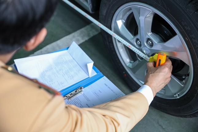 Cận cảnh CSGT kiểm định phương tiện ở trung tâm đăng kiểm Hà Nội - Ảnh 3. Cận cảnh CSGT kiểm định phương tiện ở trung tâm đăng kiểm Hà Nội - Ảnh 3.