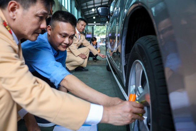 Cận cảnh CSGT kiểm định phương tiện ở trung tâm đăng kiểm Hà Nội - Ảnh 2. Cận cảnh CSGT kiểm định phương tiện ở trung tâm đăng kiểm Hà Nội - Ảnh 2.