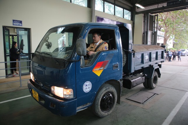 Cận cảnh CSGT kiểm định phương tiện ở trung tâm đăng kiểm Hà Nội - Ảnh 1. Cận cảnh CSGT kiểm định phương tiện ở trung tâm đăng kiểm Hà Nội - Ảnh 1.