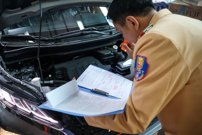 Cận cảnh CSGT kiểm định phương tiện ở trung tâm đăng kiểm Hà Nội - Ảnh 8. Cận cảnh CSGT kiểm định phương tiện ở trung tâm đăng kiểm Hà Nội - Ảnh 8.