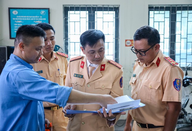 Cận cảnh CSGT kiểm định phương tiện ở trung tâm đăng kiểm Hà Nội - Ảnh 10. Cận cảnh CSGT kiểm định phương tiện ở trung tâm đăng kiểm Hà Nội - Ảnh 10.