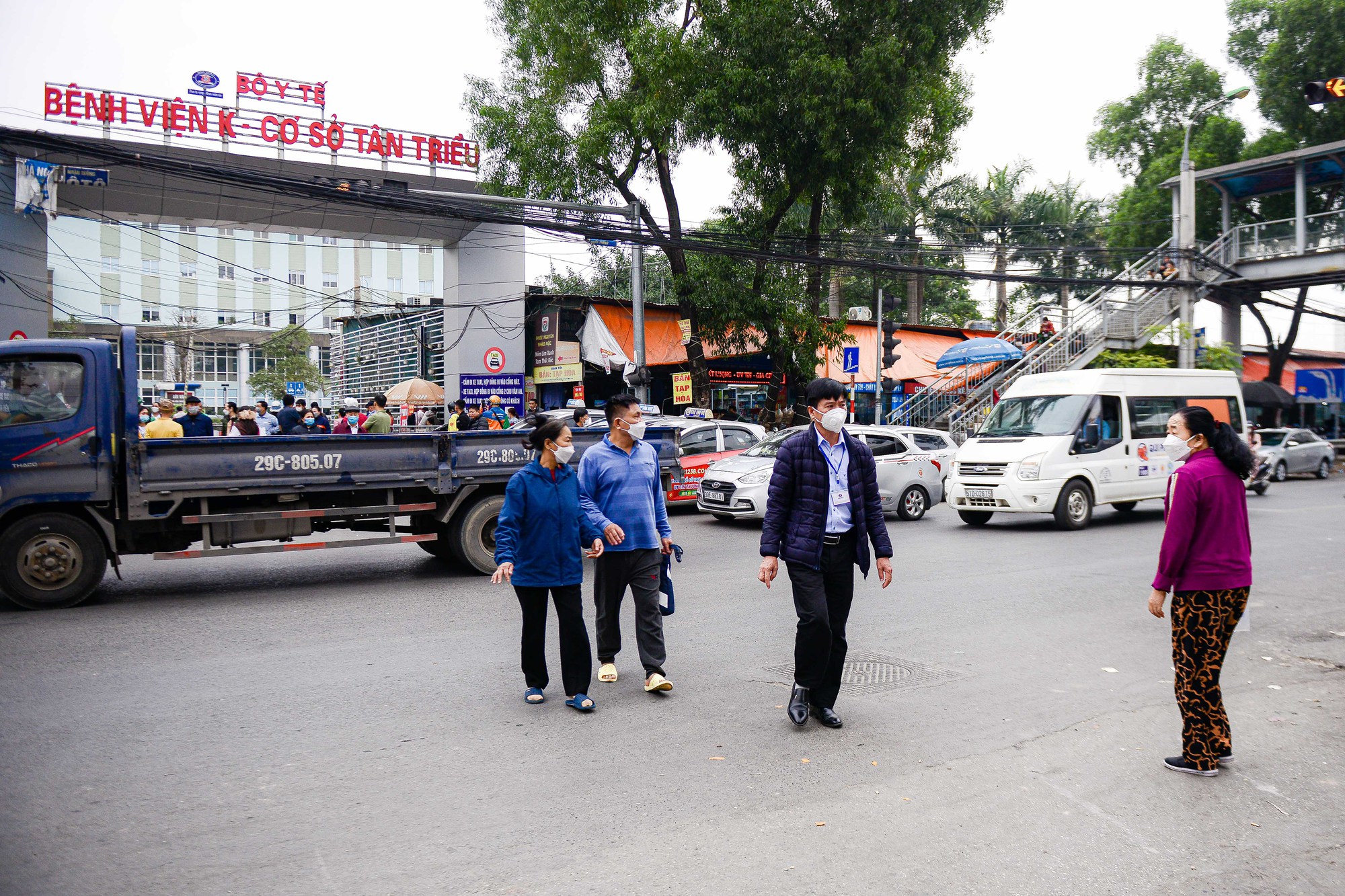 Cầu bộ hành bị lãng quên, người dân bất chấp nguy hiểm sang đường tùy tiện - Ảnh 4.