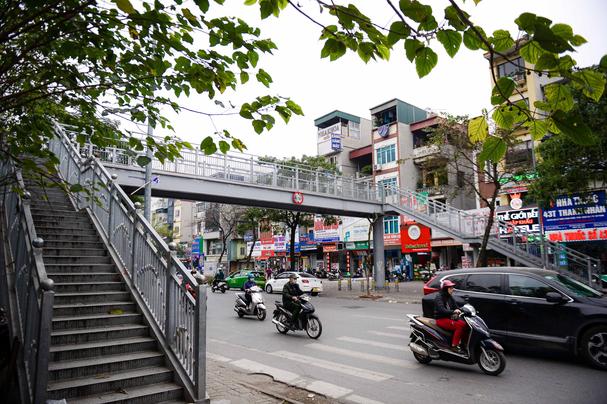 Cầu bộ hành bị lãng quên, người dân bất chấp nguy hiểm sang đường tùy tiện - Ảnh 12.