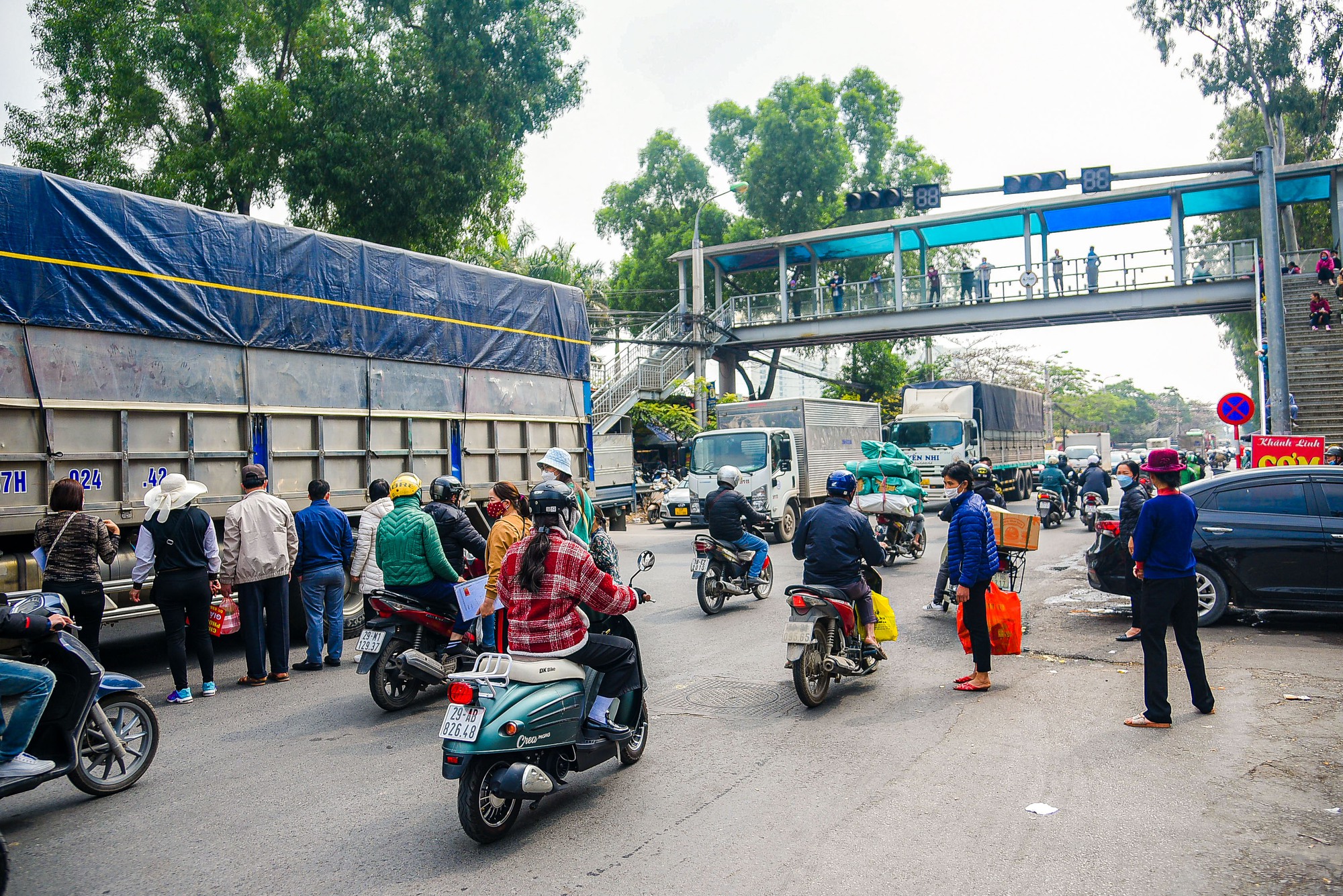 Cầu bộ hành bị lãng quên, người dân bất chấp nguy hiểm sang đường tùy tiện - Ảnh 2.