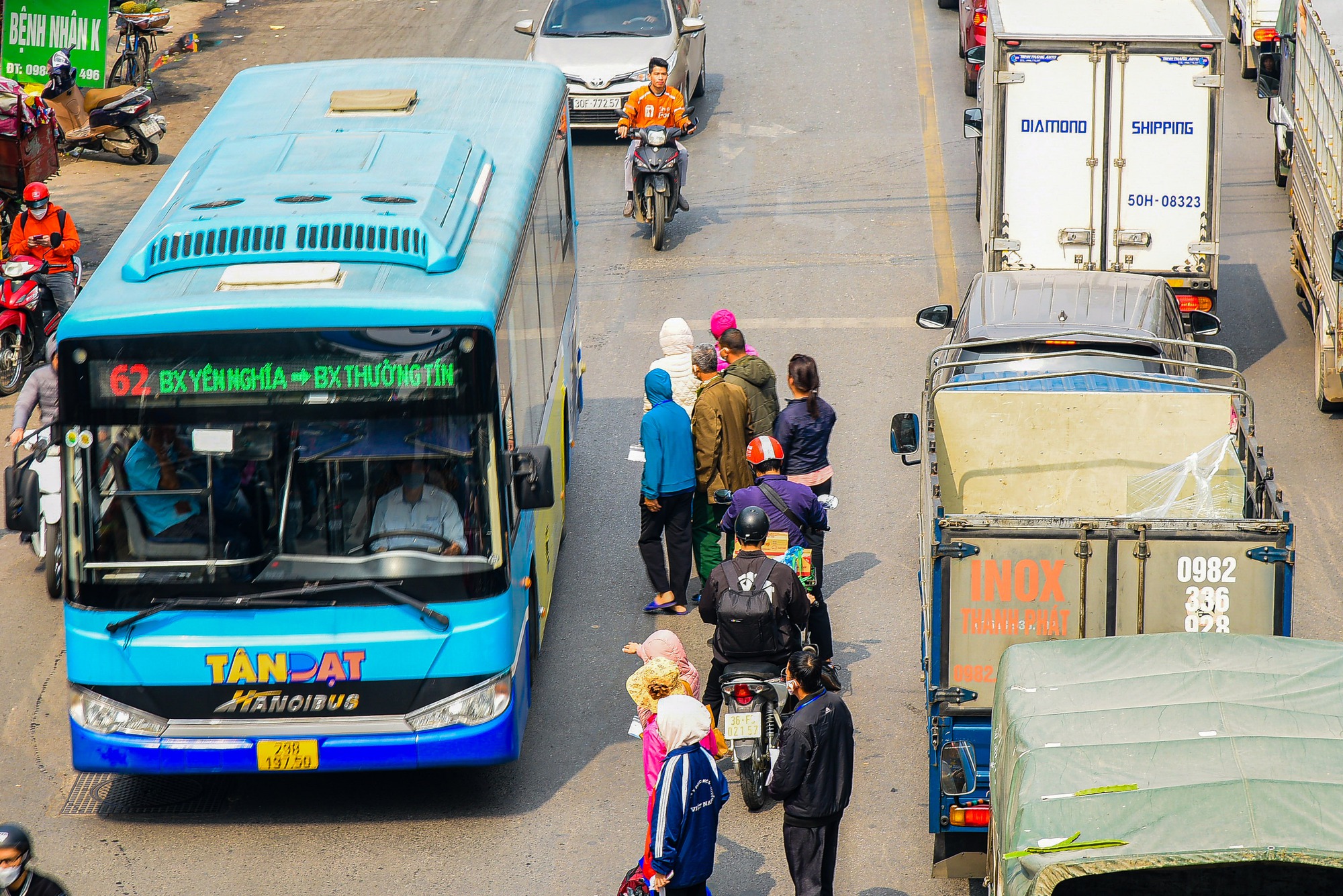 Cầu bộ hành bị lãng quên, người dân bất chấp nguy hiểm sang đường tùy tiện - Ảnh 3.