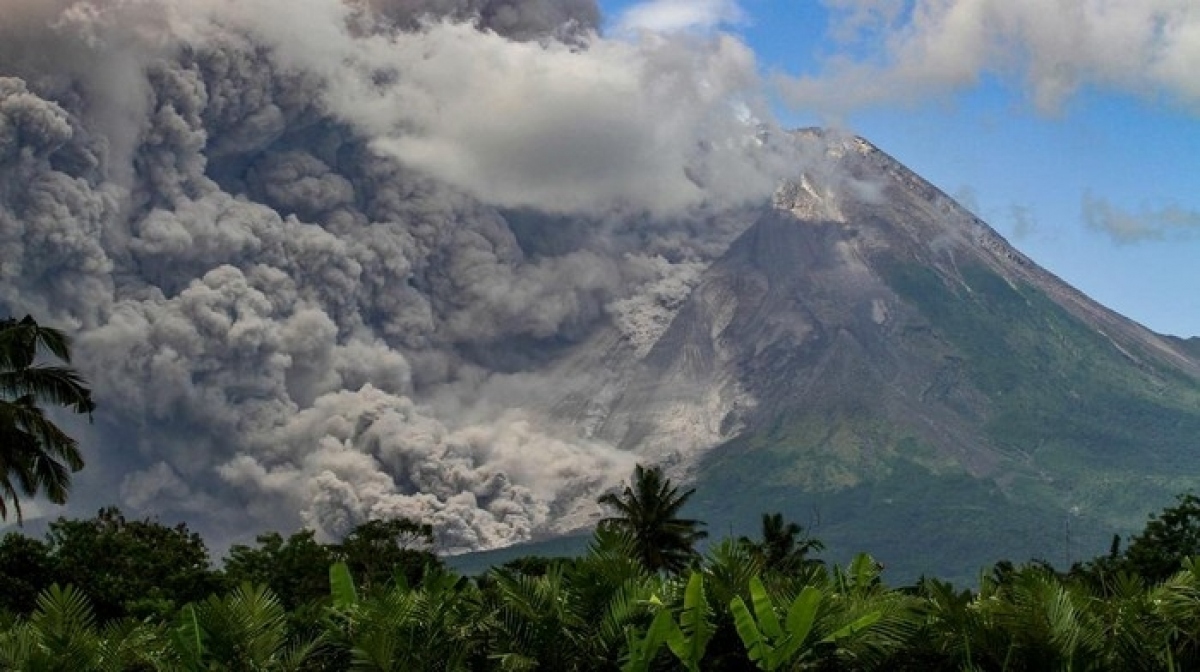 Núi lửa Merapi ở Indonesia phun trào mây nóng dữ dội - Ảnh 1.
