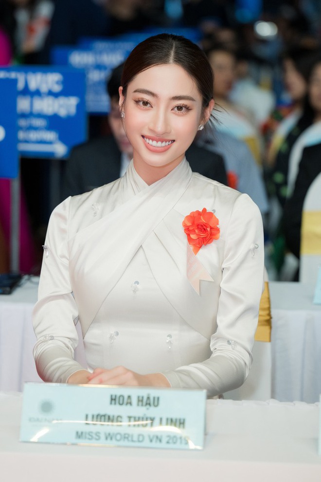 Hoa hậu Lương Thuỳ Linh có hành động tinh tế khi trao vương miện tại trường đại học - Ảnh 6.