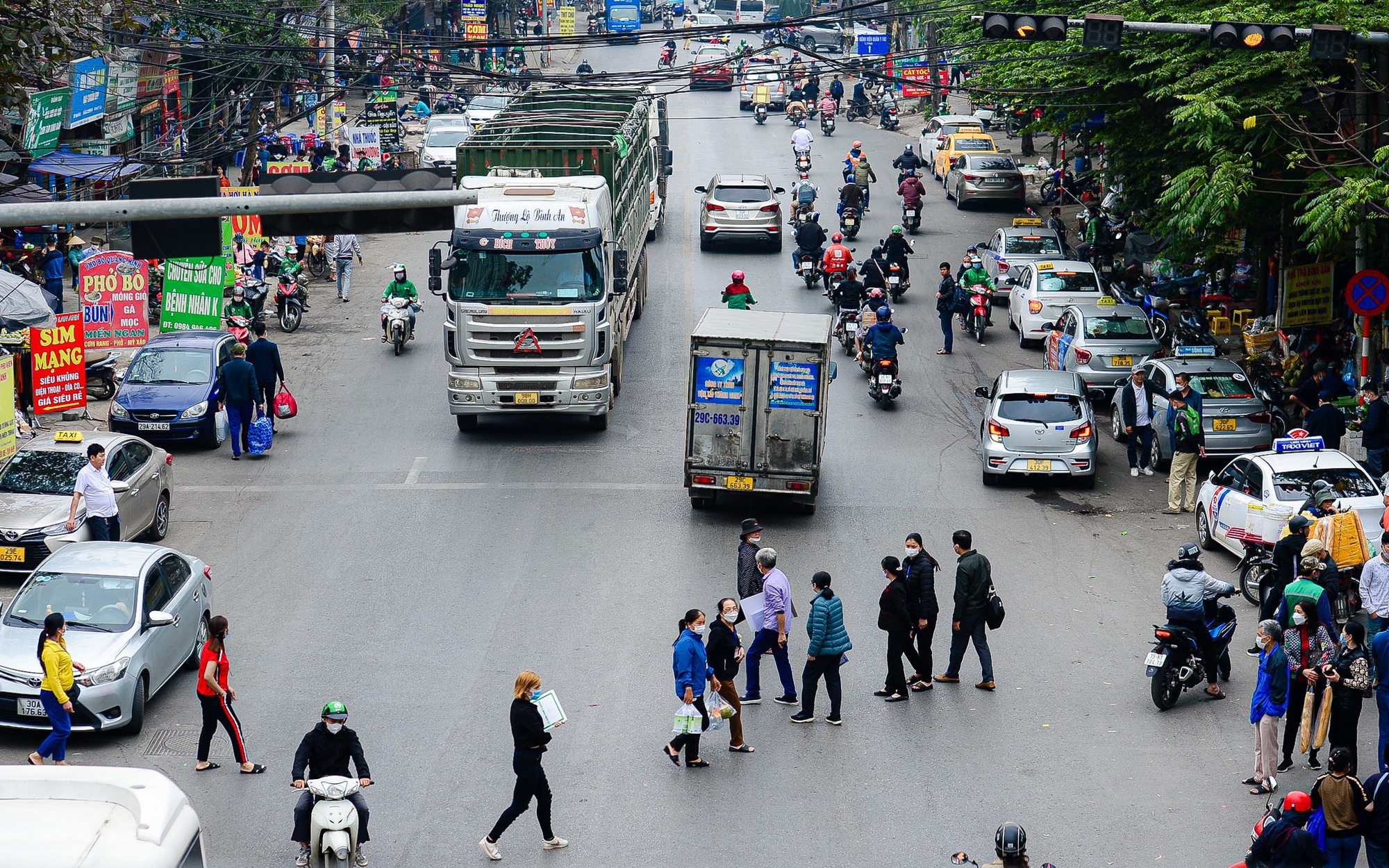 Cầu bộ hành bị lãng quên, người dân bất chấp nguy hiểm sang đường tùy tiện