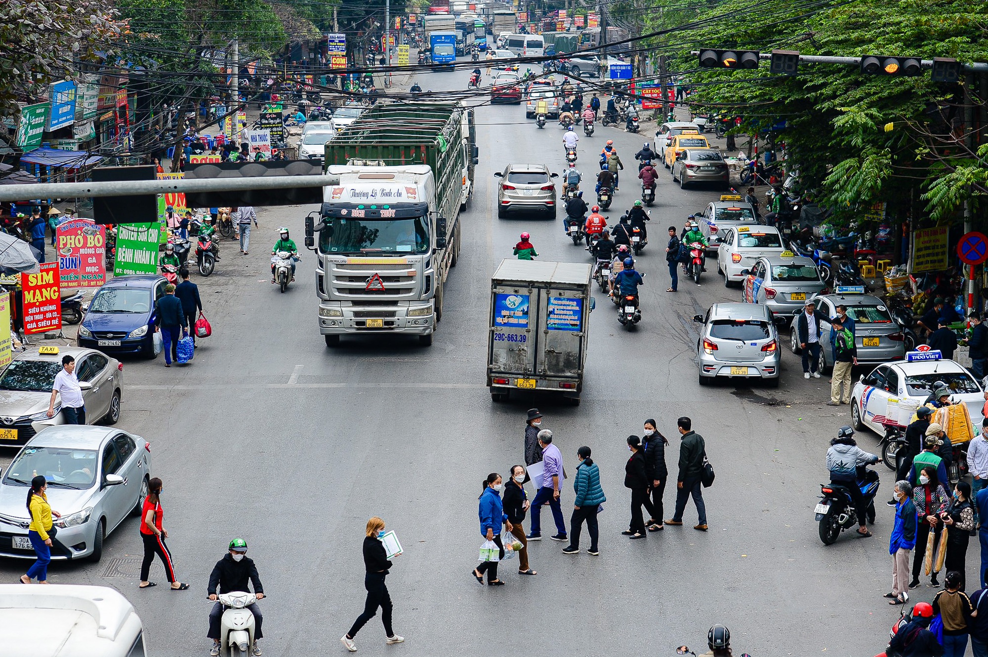 Cầu bộ hành bị lãng quên, người dân bất chấp nguy hiểm sang đường tùy tiện - Ảnh 16.