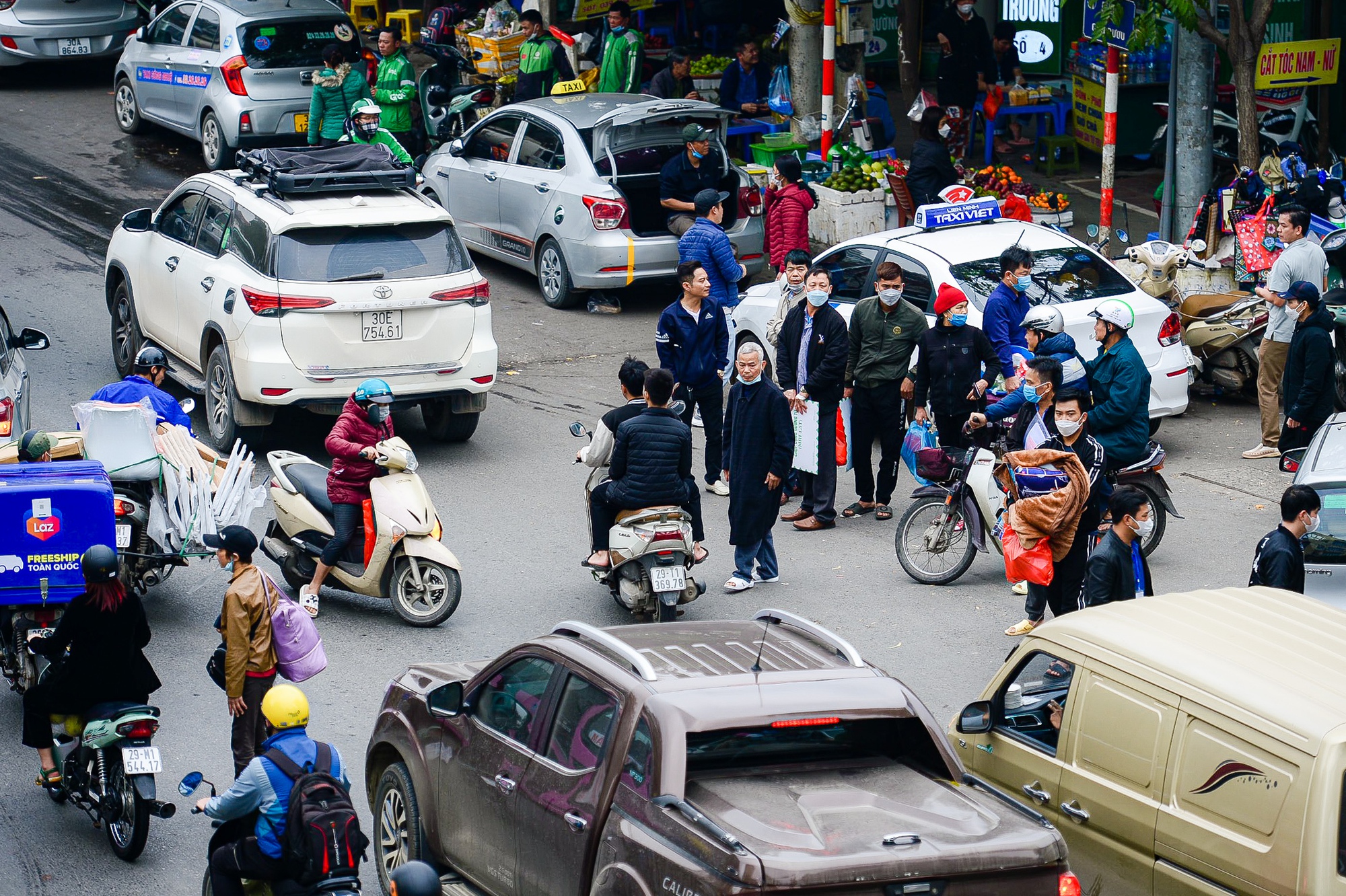 Cầu bộ hành bị lãng quên, người dân bất chấp nguy hiểm sang đường tùy tiện - Ảnh 14.