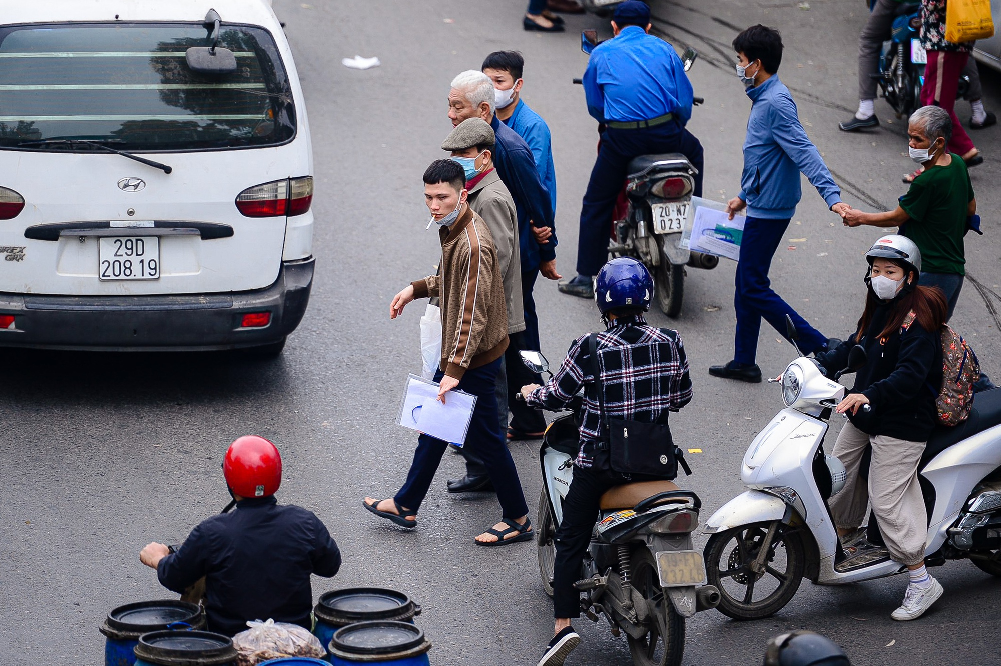 Cầu bộ hành bị lãng quên, người dân bất chấp nguy hiểm sang đường tùy tiện - Ảnh 15.