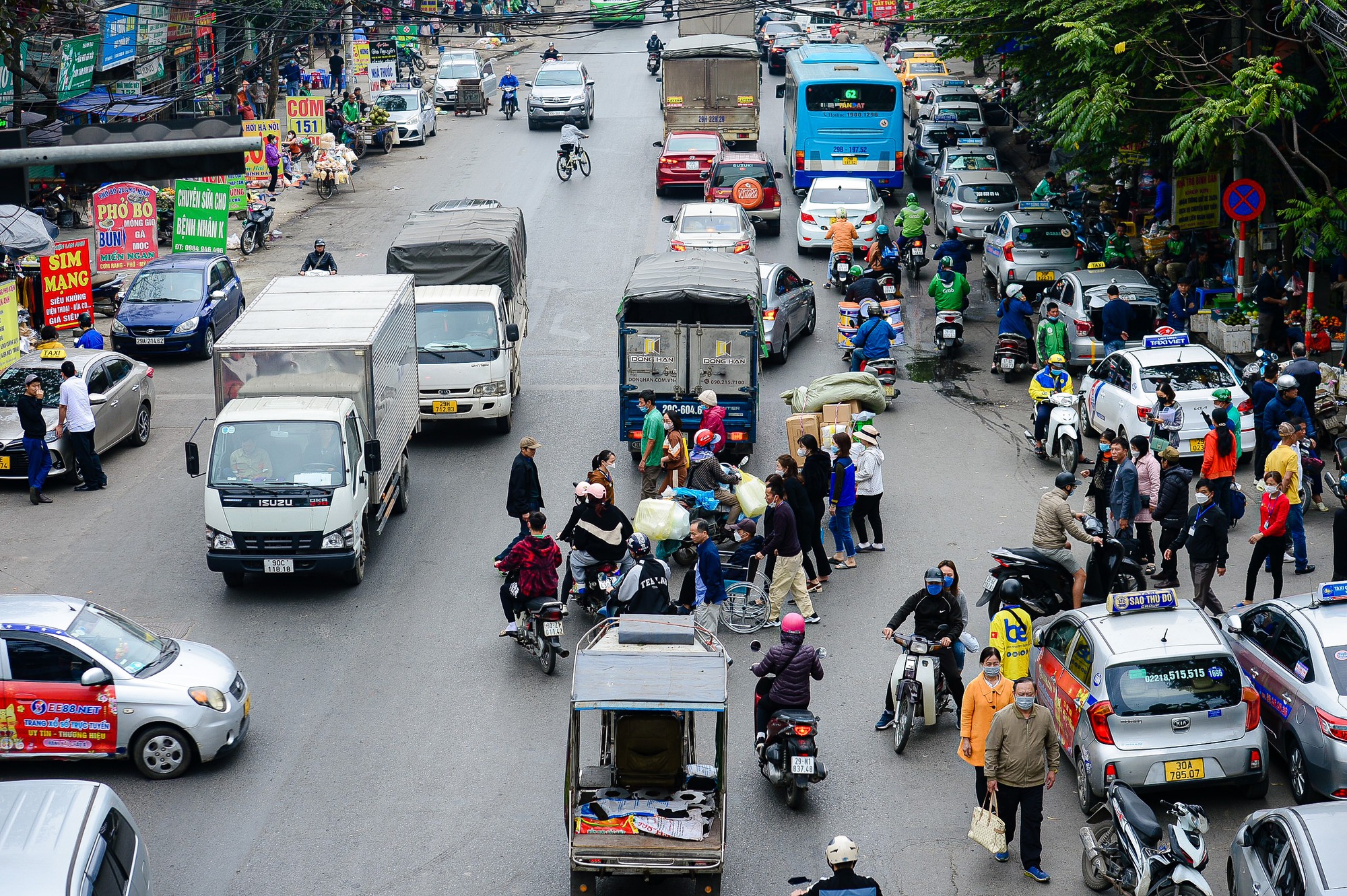 Cầu bộ hành bị lãng quên, người dân bất chấp nguy hiểm sang đường tùy tiện - Ảnh 6.