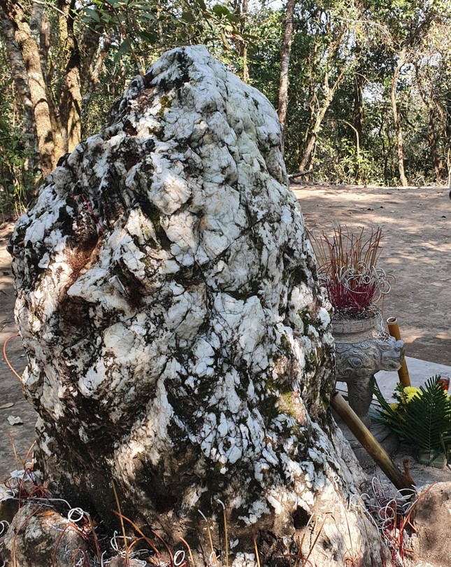 Chuyện về hòn đá kỳ lạ được phong 'Thánh', cách biên giới Việt - Trung chưa đầy 1 mét - Ảnh 6.