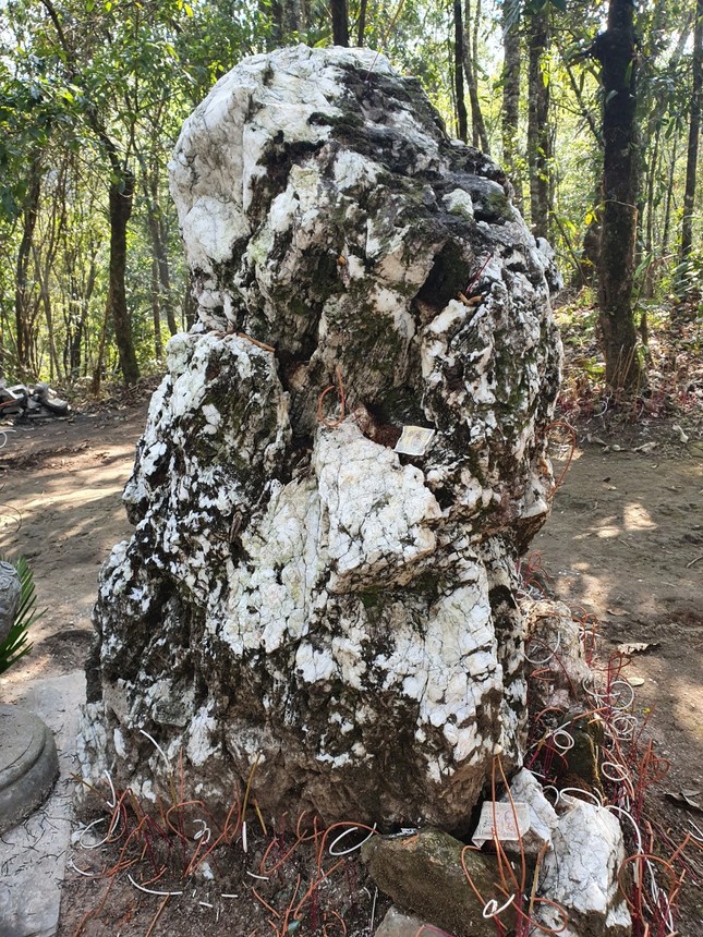 Chuyện về hòn đá kỳ lạ được phong 'Thánh', cách biên giới Việt - Trung chưa đầy 1 mét - Ảnh 3.