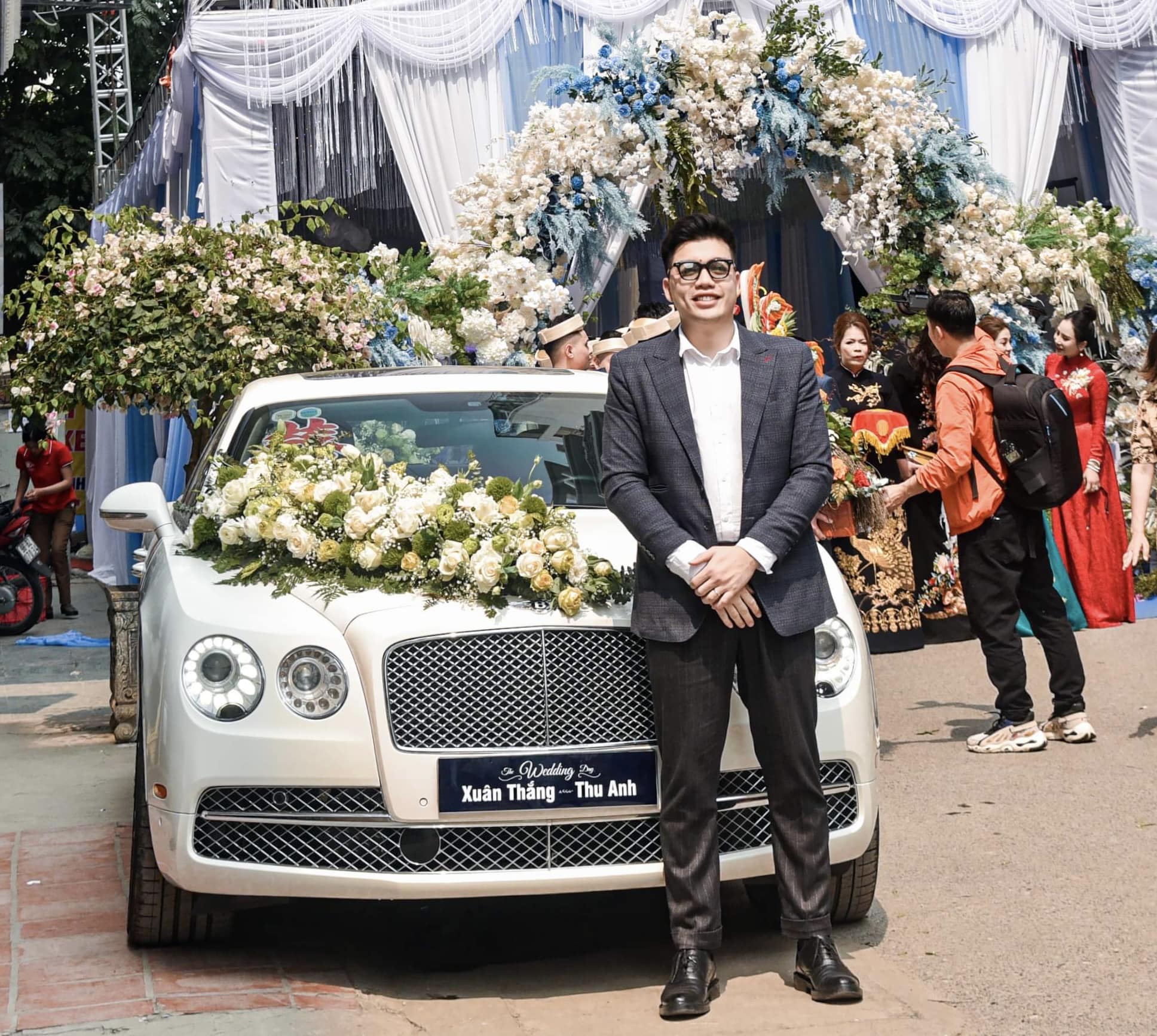 Đám cưới siêu xe ở Hà Nội quy tụ cặp Rolls-Royce, Bentley: Hé lộ gia thế khủng của &quot;đàng trai&quot;  - Ảnh 2.