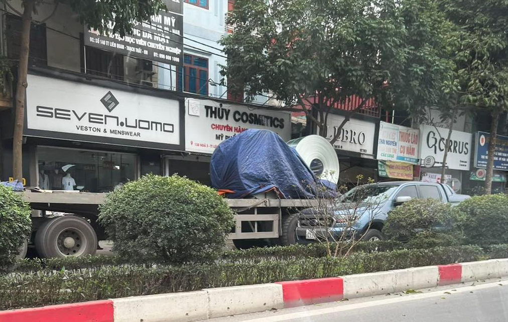 Kinh hoàng cuộn thép nặng cả tấn rơi từ xe đầu kéo xuống đè bẹp ôtô con - Ảnh 1. Kinh hoàng cuộn thép nặng cả tấn rơi từ xe đầu kéo xuống đè bẹp ôtô con - Ảnh 1.