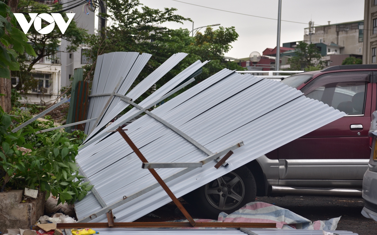 Đổ rào tôn đè lên hàng loạt xe ô tô ở Hà Nội - Ảnh 6.