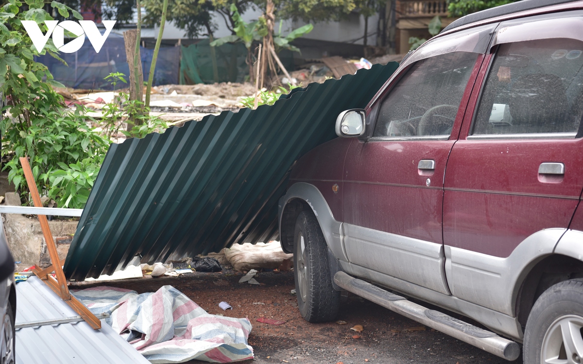Đổ rào tôn đè lên hàng loạt xe ô tô ở Hà Nội - Ảnh 3.