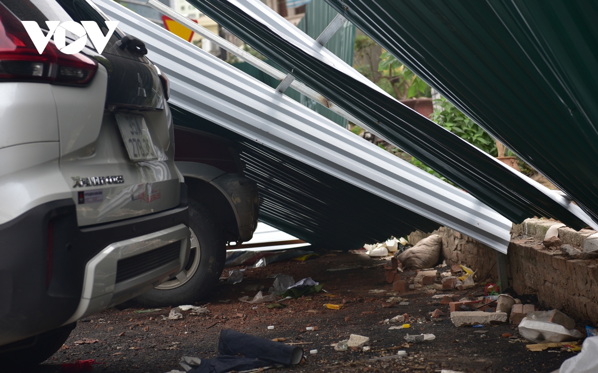Đổ rào tôn đè lên hàng loạt xe ô tô ở Hà Nội - Ảnh 4.