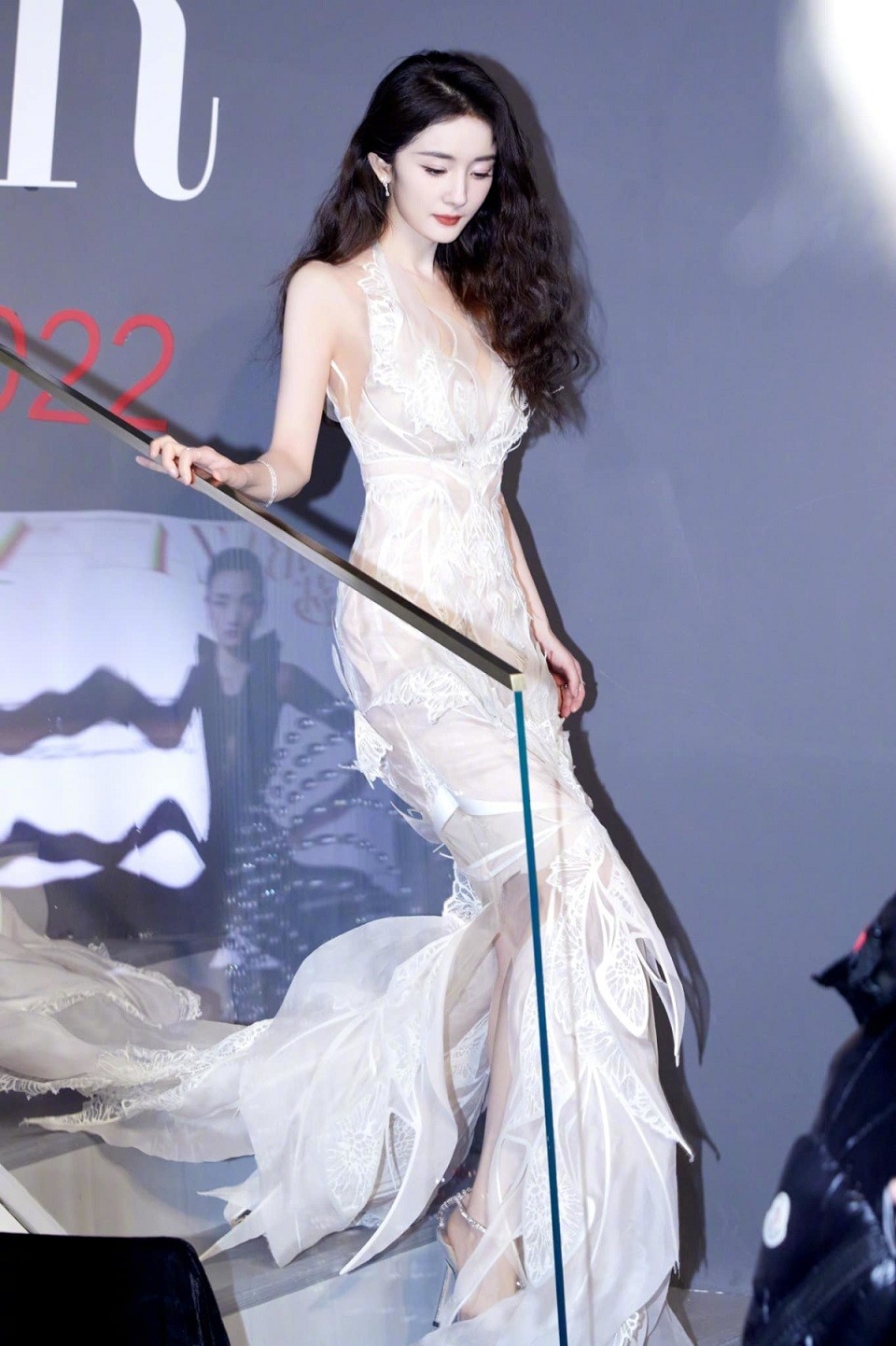 Dương Mịch tái xuất đẹp đỉnh tại sự kiện thời trang, thể hiện sự tinh tế  qua 1 chi tiết trên váy
