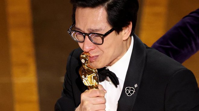Diễn viên gốc Việt Quan Kế Huy đoạt giải Oscar, lập hàng loạt kỷ lục của điện ảnh thế giới - Ảnh 2.