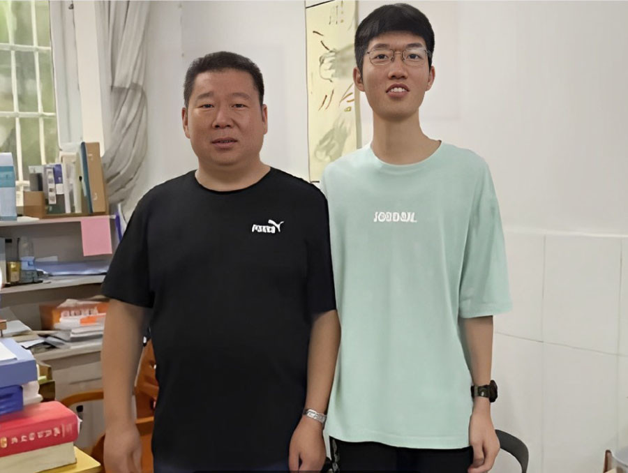 Thầy giáo 48 tuổi qua đời, đám tang có hơn 1000 người xa lạ đến dự: Gia đình dọn di vật mới phát hiện bí mật chấn động được chôn giấu 20 năm - Ảnh 2. Thầy giáo 48 tuổi qua đời, đám tang có hơn 1000 người xa lạ đến dự: Gia đình dọn di vật mới phát hiện bí mật chấn động được chôn giấu 20 năm - Ảnh 2.