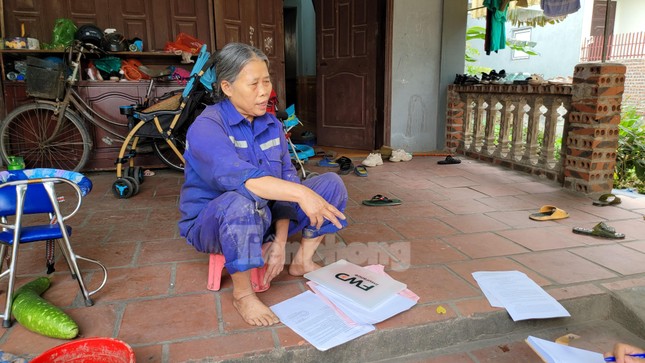 Kỳ lạ ngôi nhà &quot;mọc&quot; giữa đường ở Quảng Ninh - Ảnh 4.