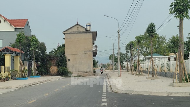 Kỳ lạ ngôi nhà "mọc" giữa đường ở Quảng Ninh - Ảnh 3. Kỳ lạ ngôi nhà "mọc" giữa đường ở Quảng Ninh - Ảnh 3.