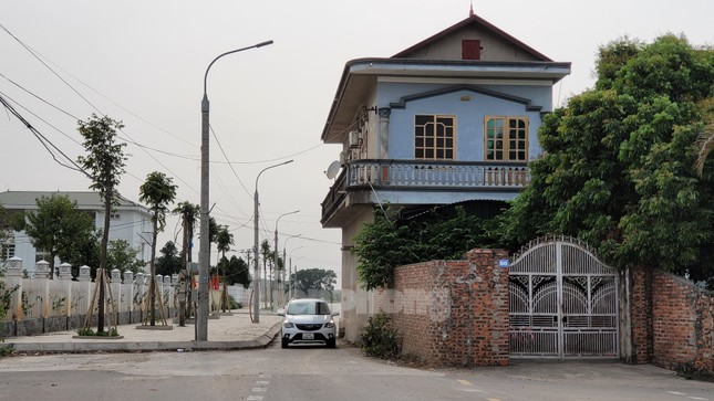 Kỳ lạ ngôi nhà &quot;mọc&quot; giữa đường ở Quảng Ninh - Ảnh 2.