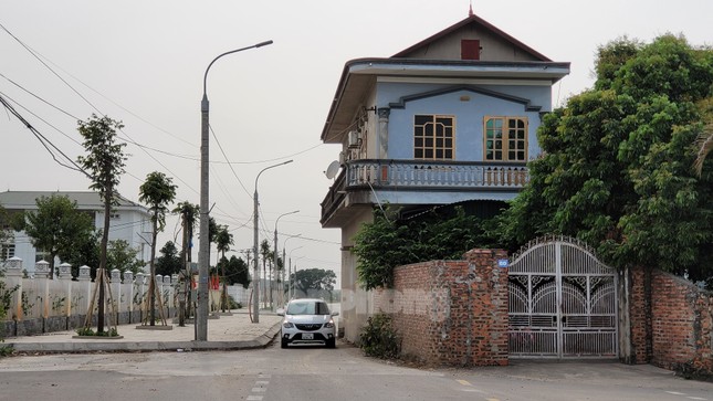 Kỳ lạ ngôi nhà "mọc" giữa đường ở Quảng Ninh - Ảnh 2. Kỳ lạ ngôi nhà "mọc" giữa đường ở Quảng Ninh - Ảnh 2.