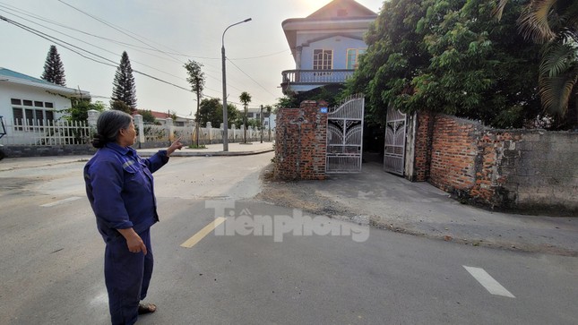 Kỳ lạ ngôi nhà "mọc" giữa đường ở Quảng Ninh - Ảnh 6. Kỳ lạ ngôi nhà "mọc" giữa đường ở Quảng Ninh - Ảnh 6.