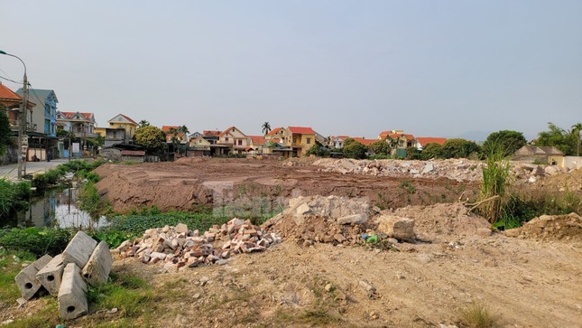 Kỳ lạ ngôi nhà "mọc" giữa đường ở Quảng Ninh - Ảnh 7. Kỳ lạ ngôi nhà "mọc" giữa đường ở Quảng Ninh - Ảnh 7.