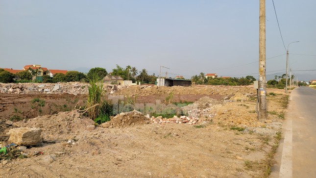 Kỳ lạ ngôi nhà "mọc" giữa đường ở Quảng Ninh - Ảnh 8. Kỳ lạ ngôi nhà "mọc" giữa đường ở Quảng Ninh - Ảnh 8.
