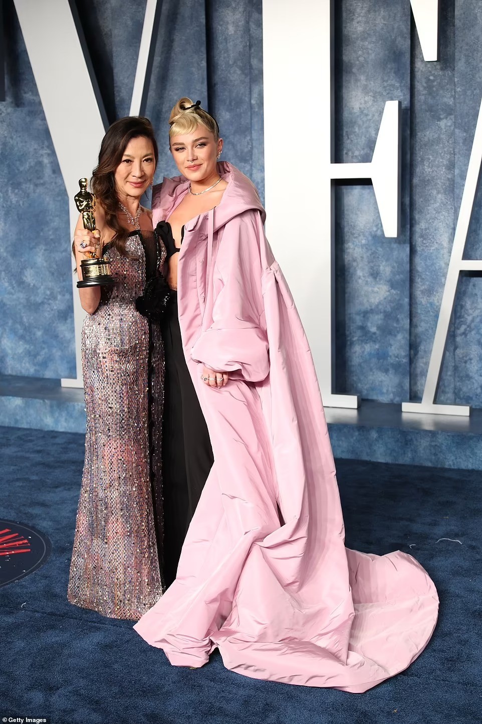 Hai bộ váy xuyên thấu gây sốc ở tiệc hậu Oscar 2023 - Ảnh 3.