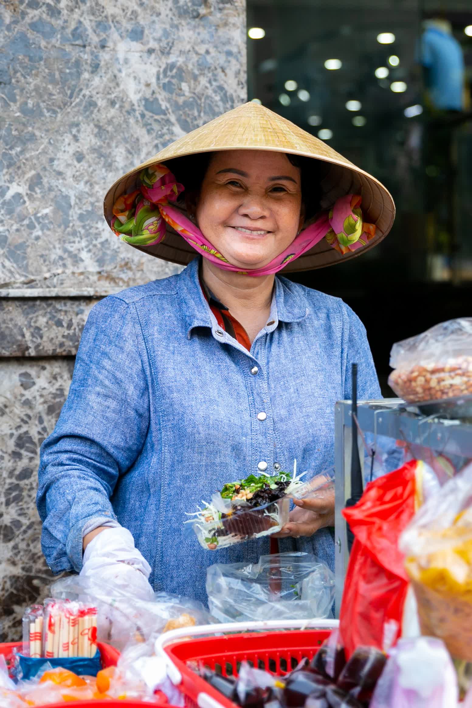 Những hàng quán nổi tiếng ở TP.HCM nuôi con ăn học thành tài - Ảnh 1.