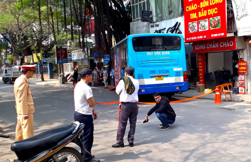 Phong toả đường Đội Cấn (Hà Nội) vì xe buýt mất lái đâm vào hàng bún chả - Ảnh 1.