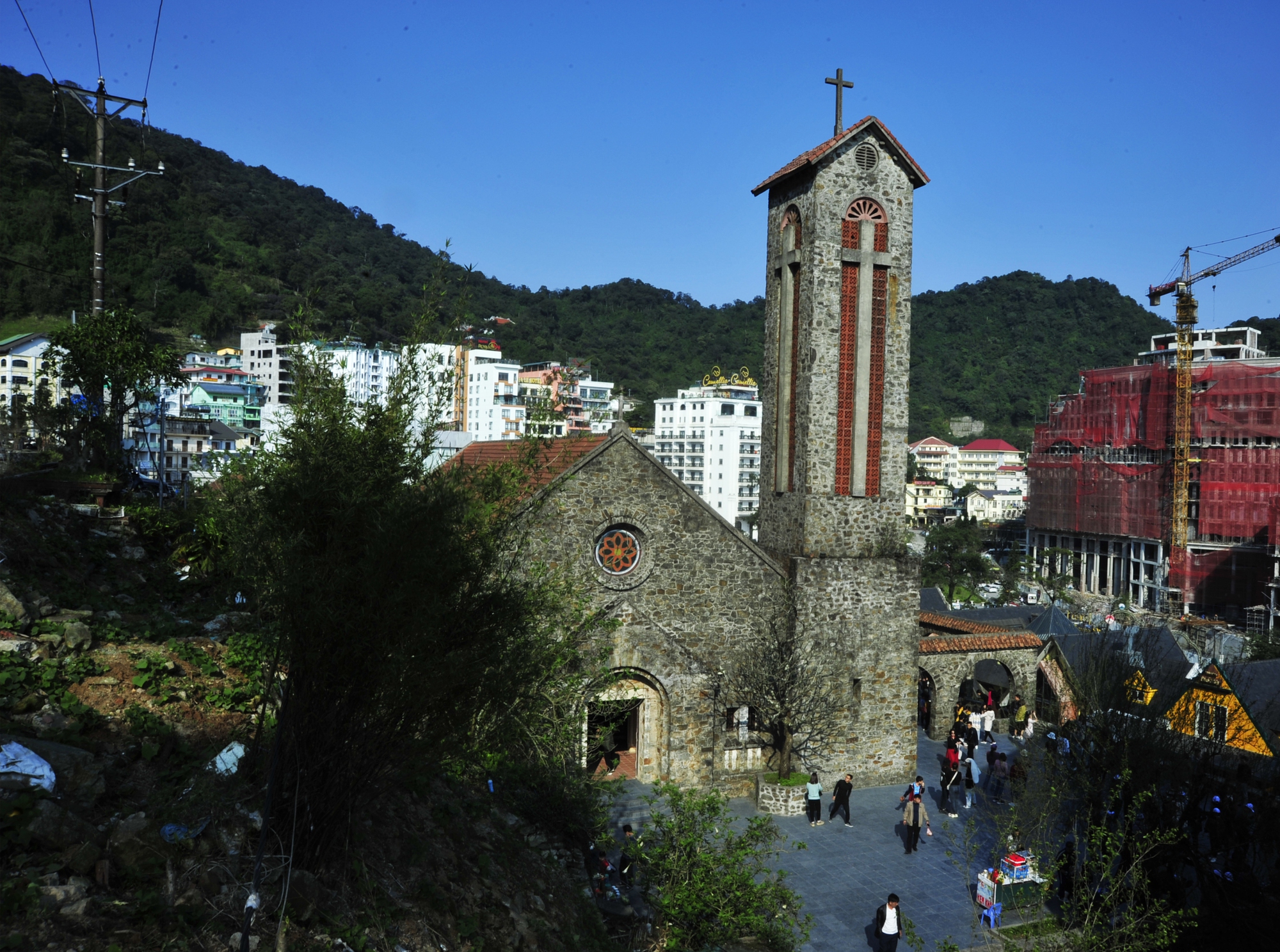Từ một ngôi nhà thờ nhỏ lợp bằng lá, năm 1937 nhà thờ Tam Đảo chính thức được xây dựng lại kiên cố bằng đá và tồn tại cho tới ngày nay
