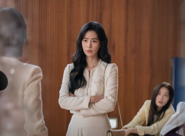 Áo Zara là món bình dân hiếm hoi được “ác nữ” Lim Ji Yeon diện trong The Glory 2 - Ảnh 1.