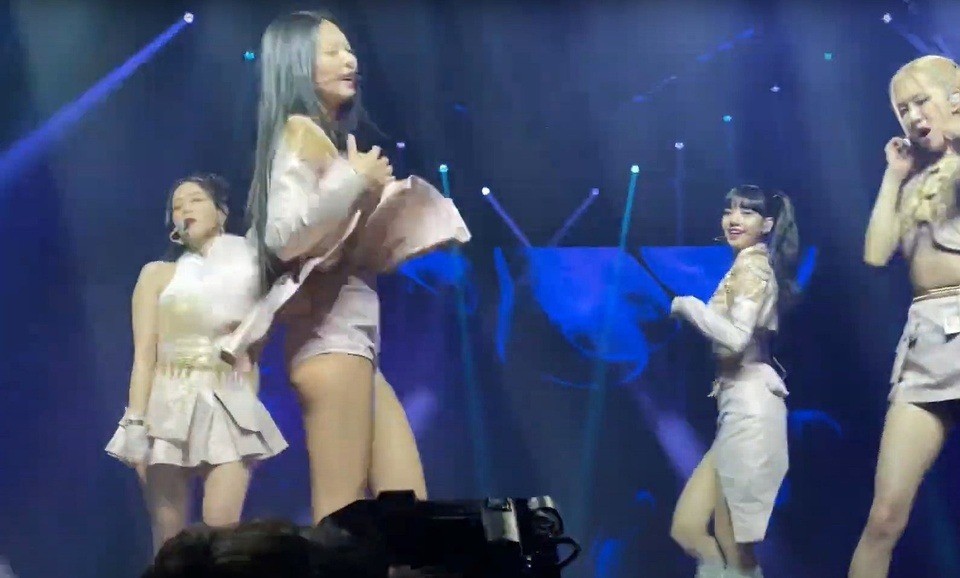 BLACKPINK nhiều lần hớ hênh vì trang phục diễn kiệm vải - Ảnh 6. BLACKPINK nhiều lần hớ hênh vì trang phục diễn kiệm vải - Ảnh 6.