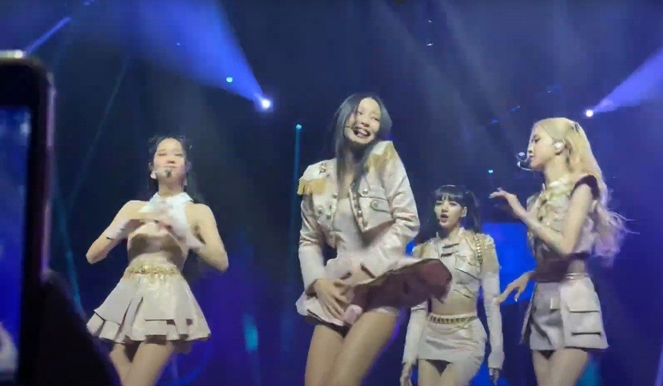 BLACKPINK nhiều lần hớ hênh vì trang phục diễn kiệm vải - Ảnh 5. BLACKPINK nhiều lần hớ hênh vì trang phục diễn kiệm vải - Ảnh 5.